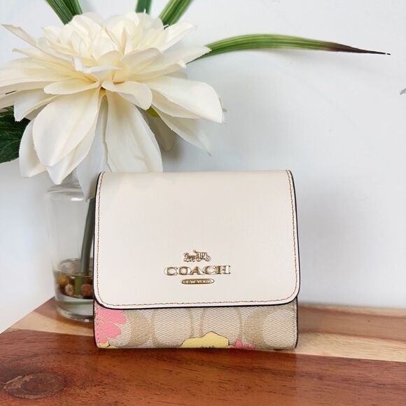 NWT‎ Coach Small Trifold Wallet In Signature Canvas With Floral Cluster Print - Picture 3 of 9